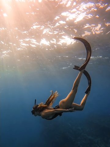 Solo female traveler diving in DUBAI. Deep dive dubai